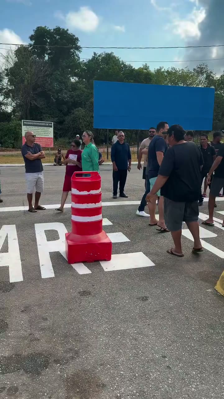 Passageiros em tumulto no terminal de ferry-boat em São Luís na véspera do feriado prolongado