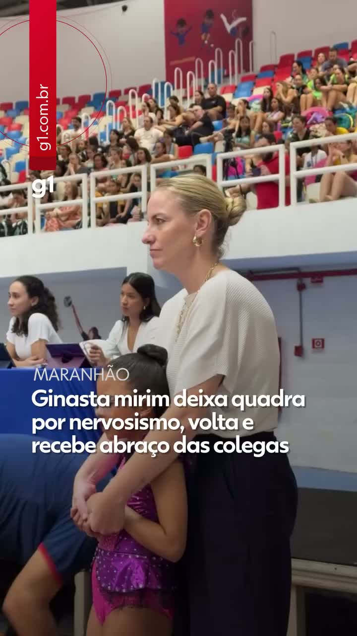 Ginasta mirim recebe abraço das colegas de equipe durante torneio em São Luís