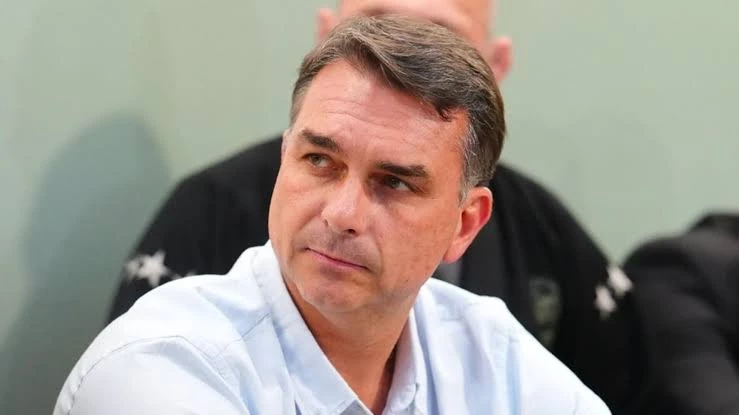Flávio Bolsonaro, em foto da reportagem sobre sua saída do Brasil