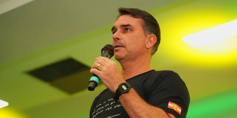 Justiça aceita notícia-crime de Flávio Bolsonaro contra site de criptomoeda