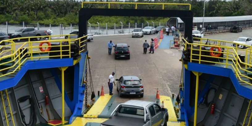 Veículos embarcando em ferryboat durante travessia no Maranhão