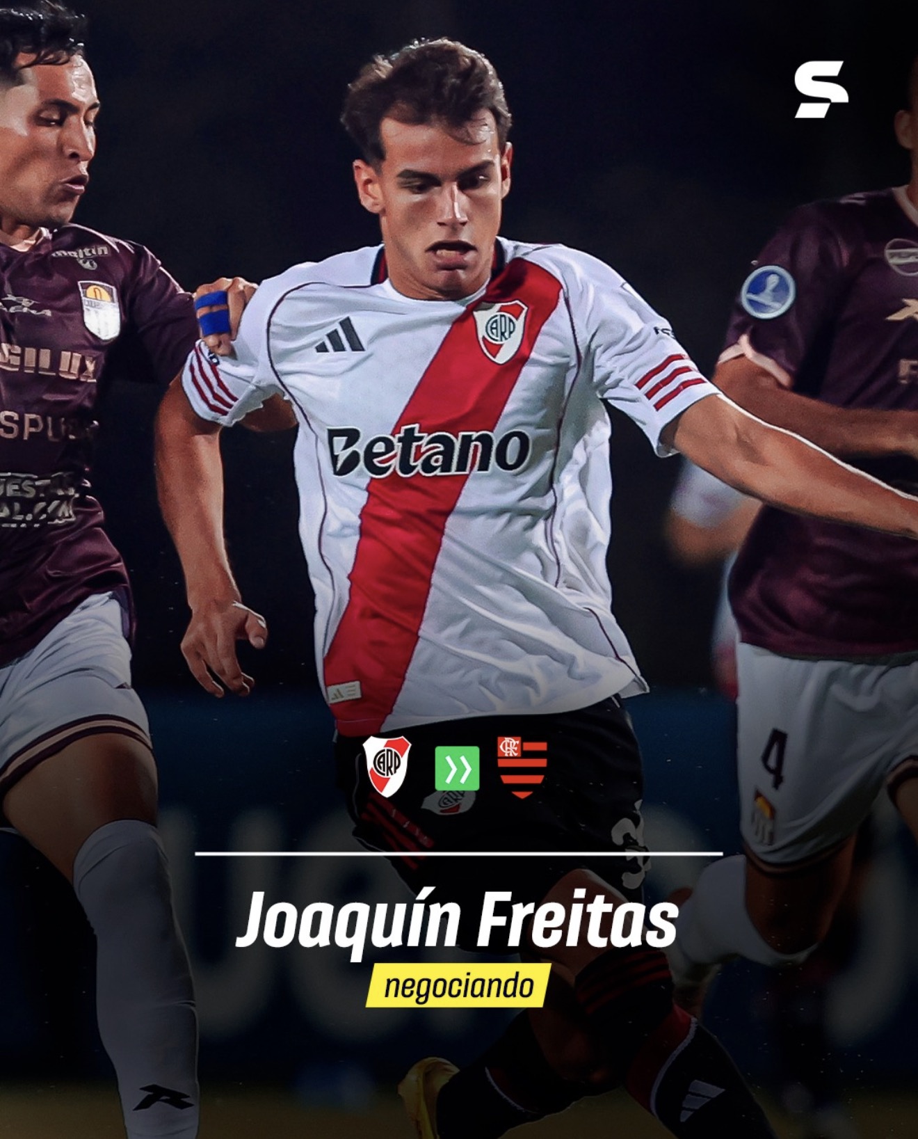 Atacante Joaquín Freitas com a camisa do River Plate em disputa de bola