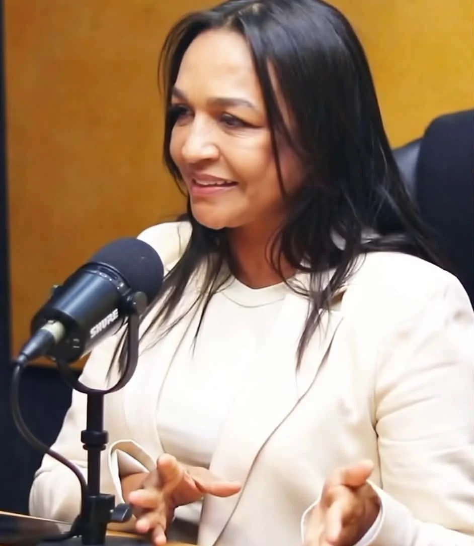 Eliziane Gama durante entrevista em um podcast de São Luís